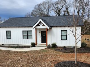 106 W Wesley St, Walhalla, SC 29691