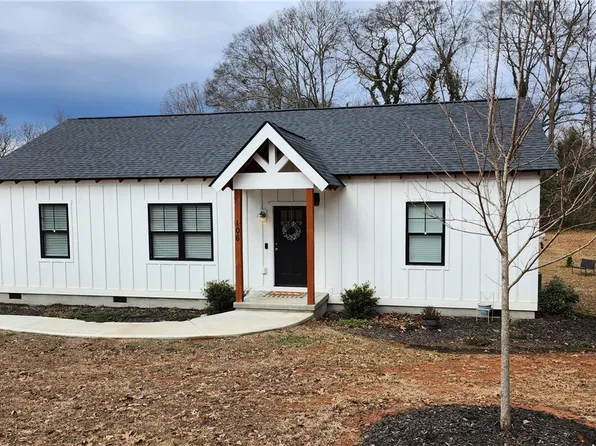 106 W Wesley St, Walhalla, SC 29691