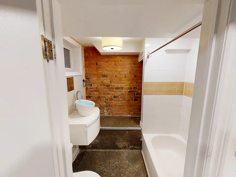 160 Beaconsfield Ave #1 — Photo 14