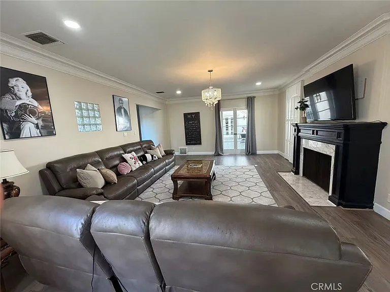 113 N Doheny Dr — Photo 3