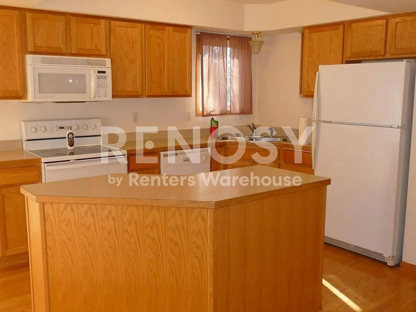 Spacious 3 Bed, 2 Bath Townhome — Photo 3