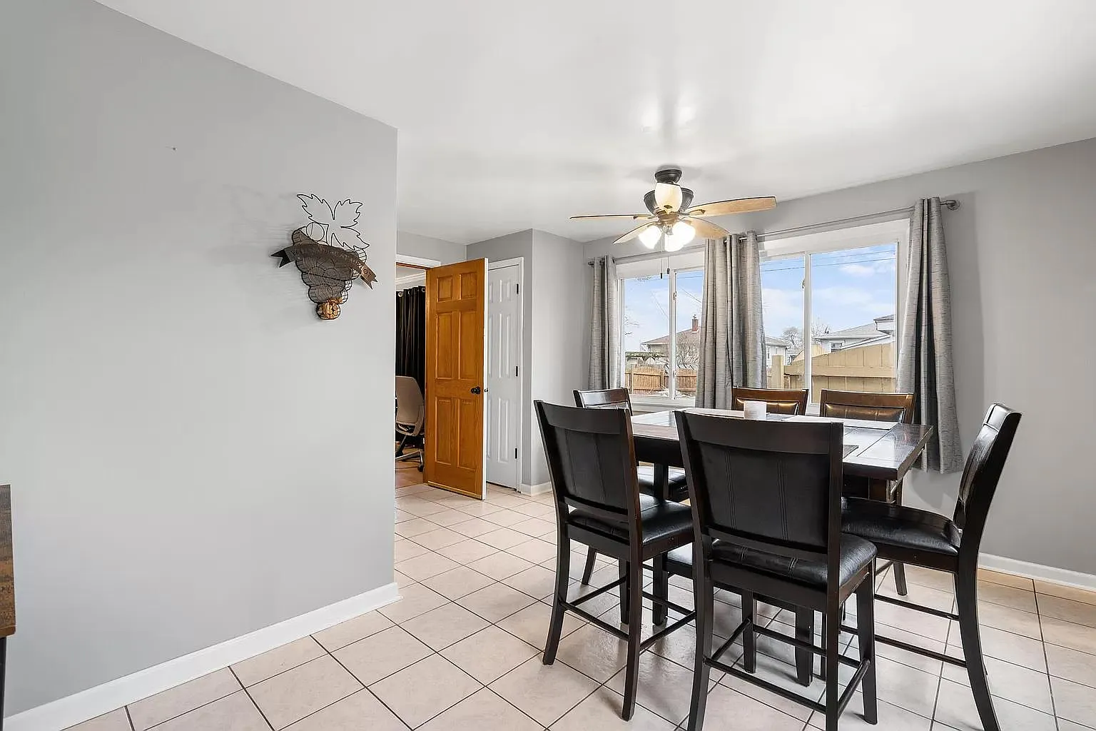 4 bed, 1368 sqft, $2,280 — Photo 2