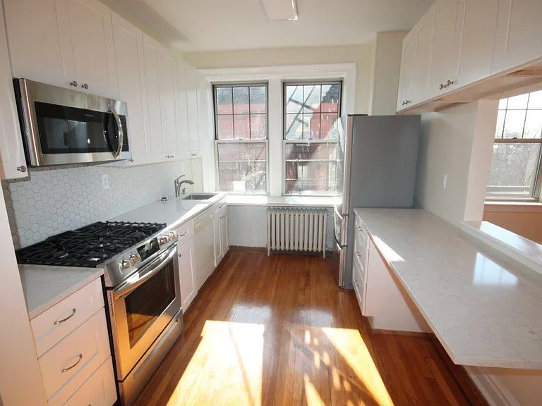 1000 Hudson St #404 — Photo 5
