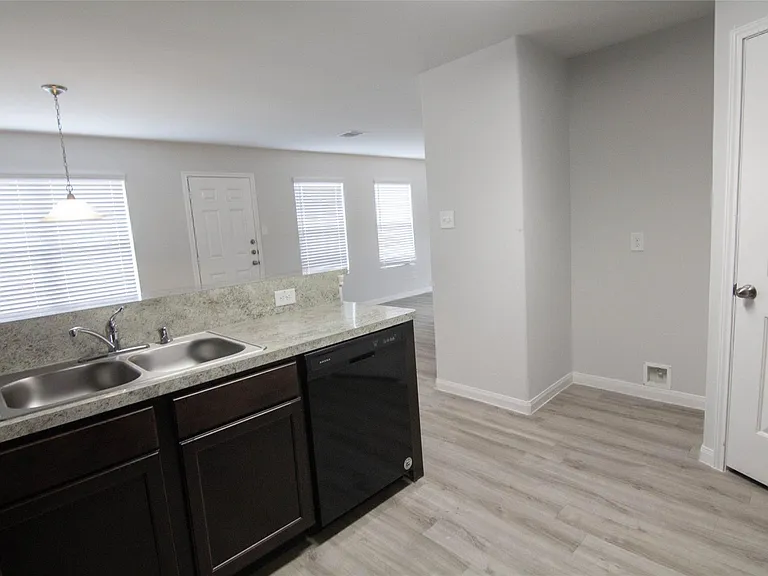 5490 Quail Cove Ln — Photo 2