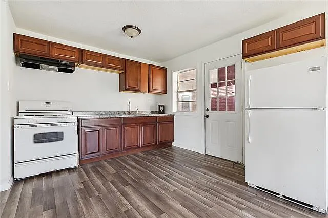 3 bed, 1.0 bath, 1043 sqft, $1,700 — Photo 4