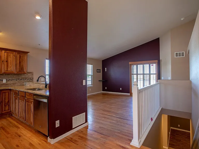 1076 Fairfield Ave — Photo 6
