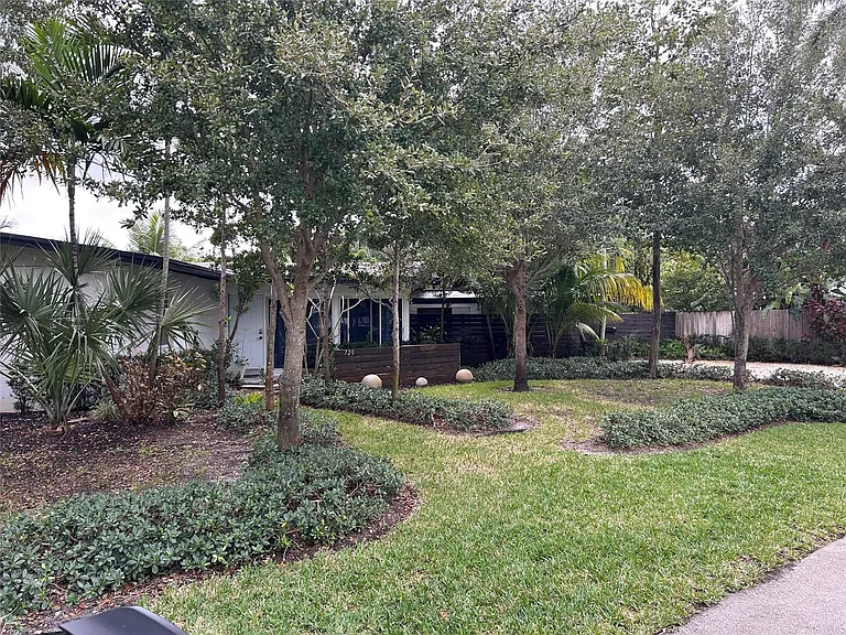 720 NE 17th Ct — Photo 3