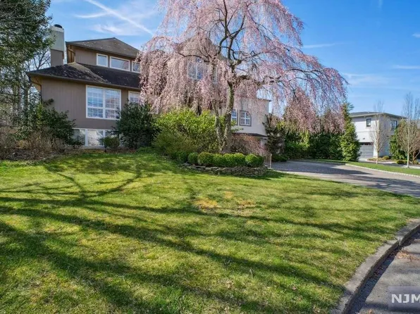 48 Jean Dr, Englewood Cliffs, NJ 07632