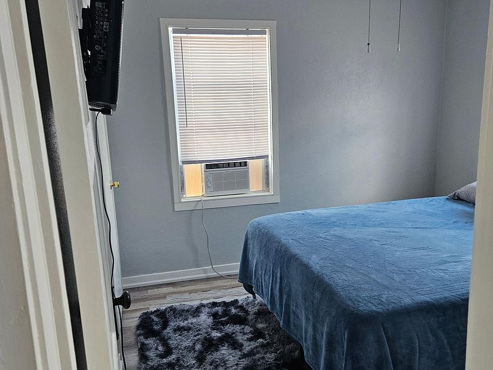 1st image of 302 S Country Club Dr