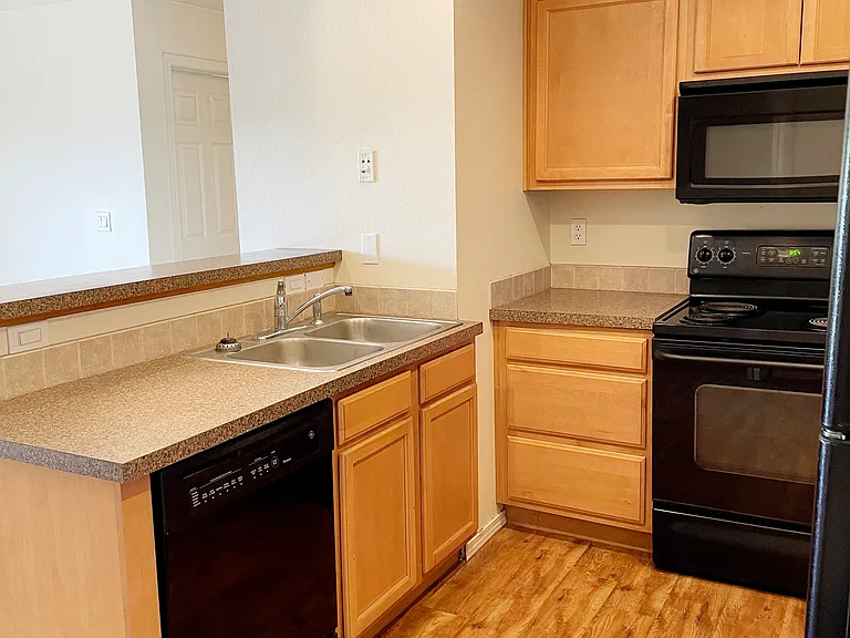 422 NE Maiden Ln #8 — Photo 5