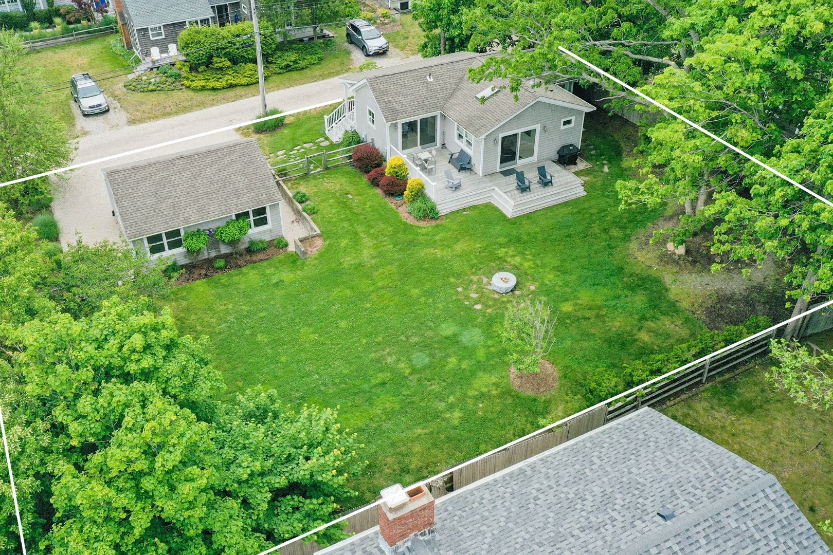  Sizeable property fenced in