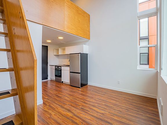 2nd image of 1202 E Thomas St #1-404
