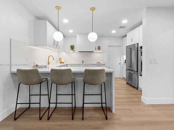 5th image of 10634 NE 10th Pl