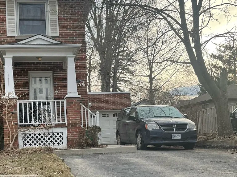 134 Innisfil St #3 — Photo 8
