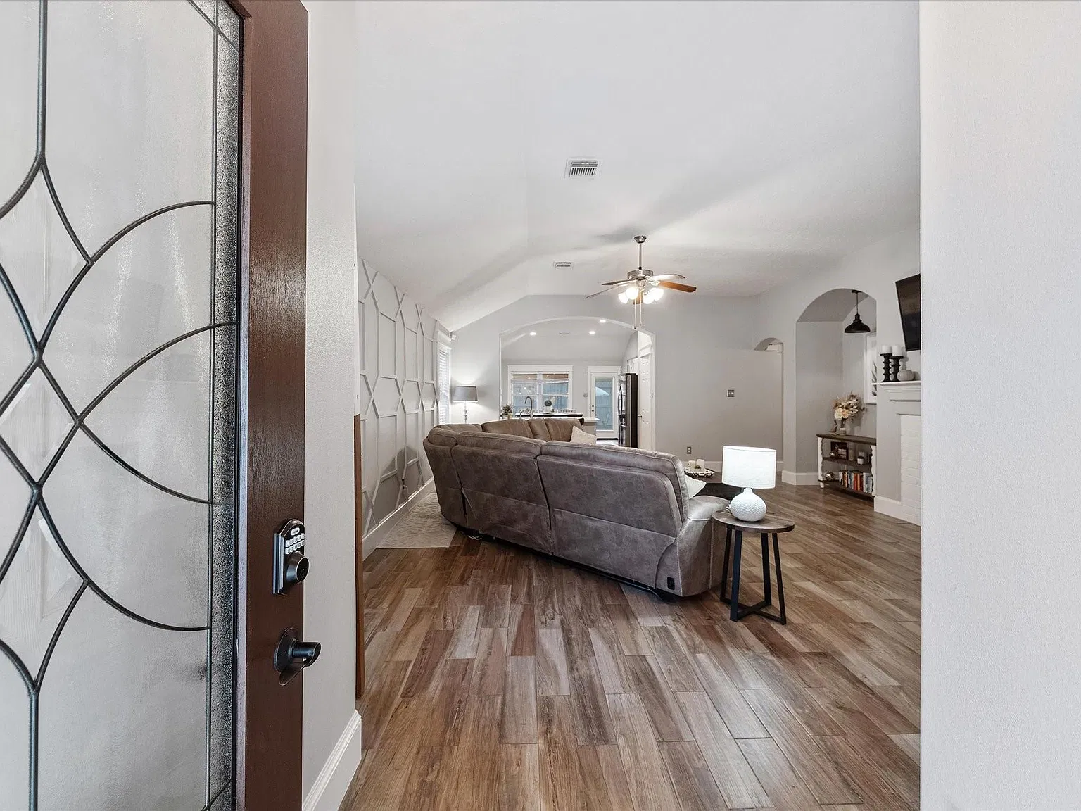 4 bed, 2.0 bath, 1940 sqft, $2,400 — Photo 4