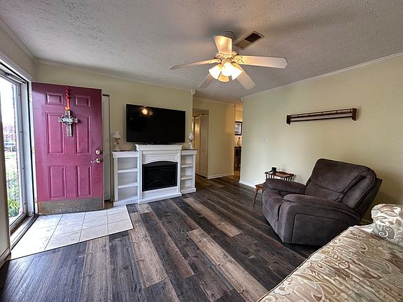 4th image of 3942 Northampton Dr