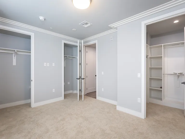 1350 Roxbury Dr — Photo 12