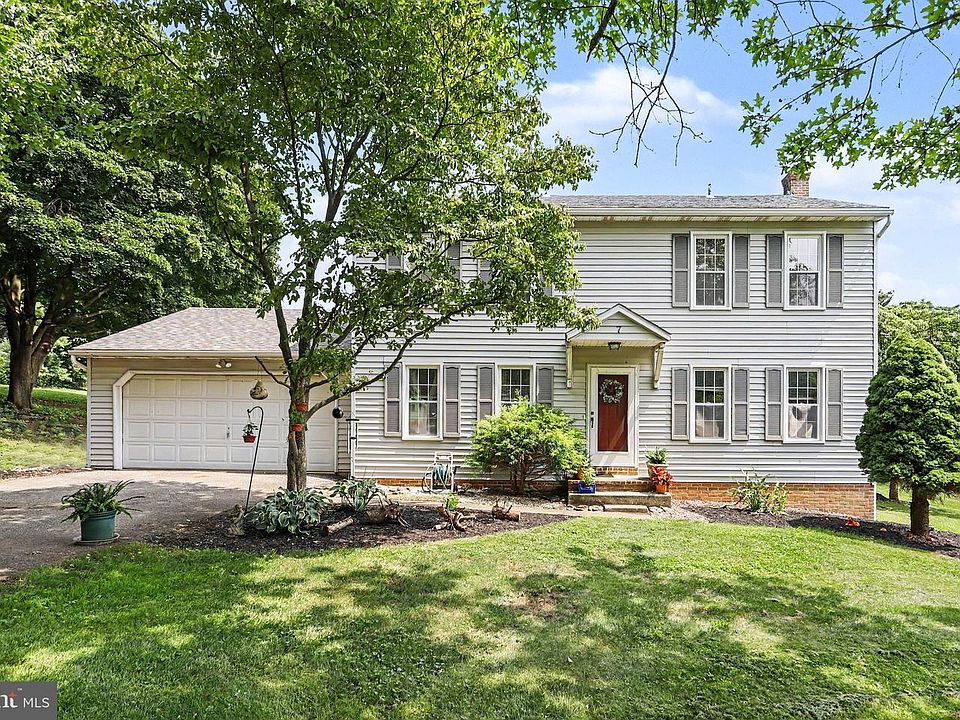 1st image of 7 Cardinal Dr