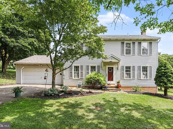7 Cardinal Dr, Glen Rock, PA 17327