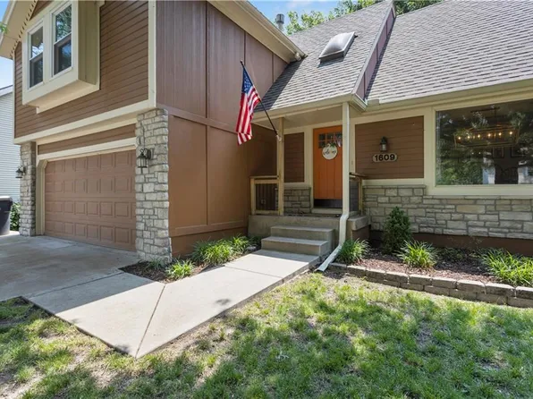 1609 E Sheridan Bridge Ln, Olathe, KS 66062