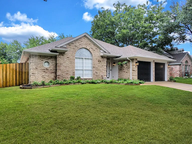 232 Brittany Dr — Photo 24