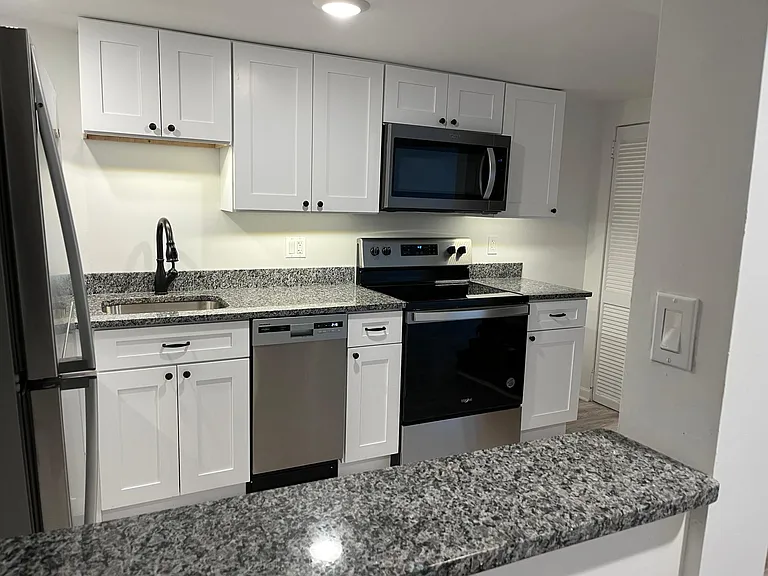 2301 W Montrose Ave #B — Photo 3