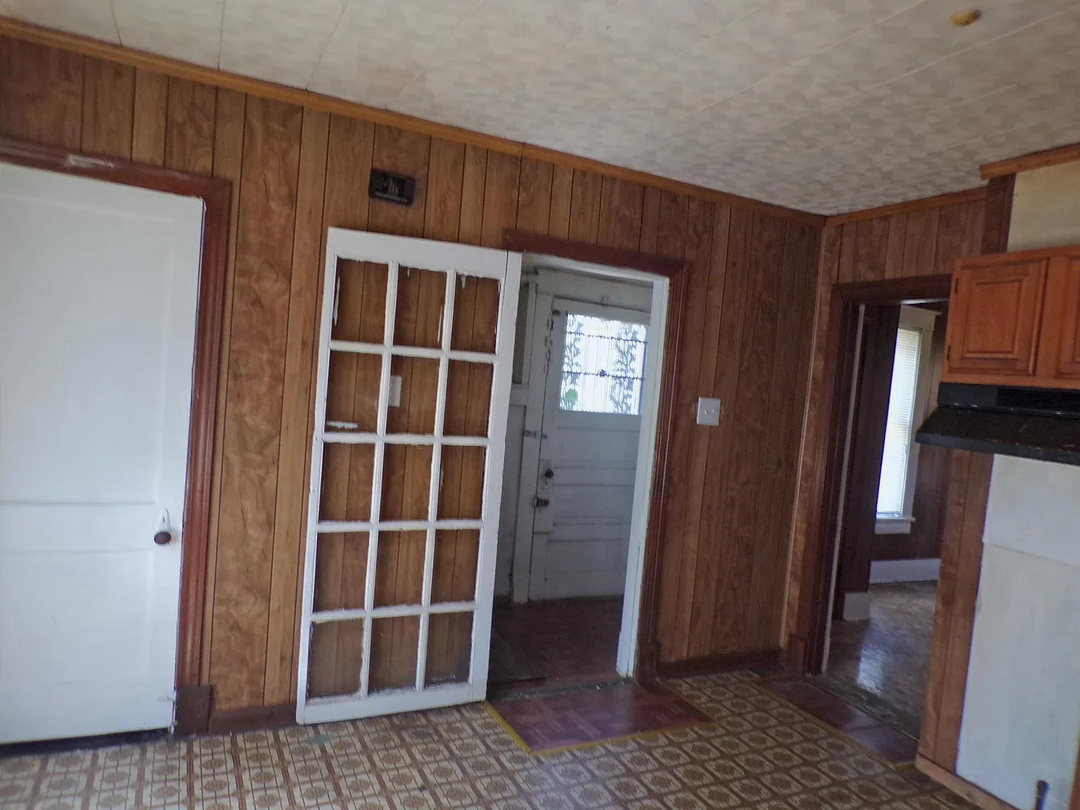 3 bed, 1.0 bath, 1260 sqft, $1,000 — Photo 3