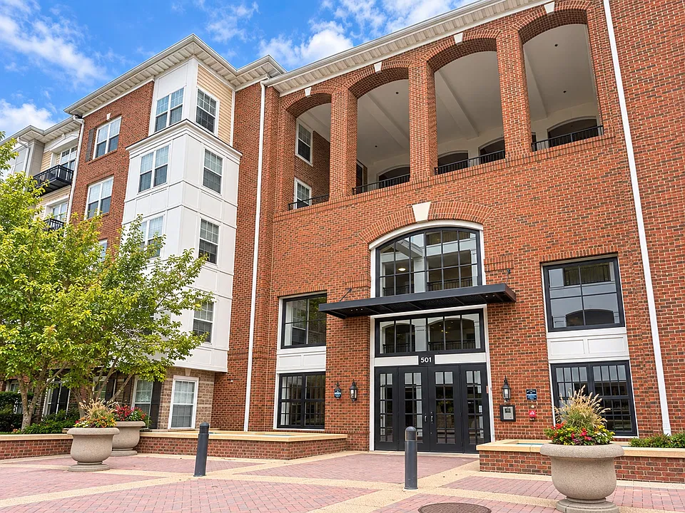 501 Hungerford Dr #438