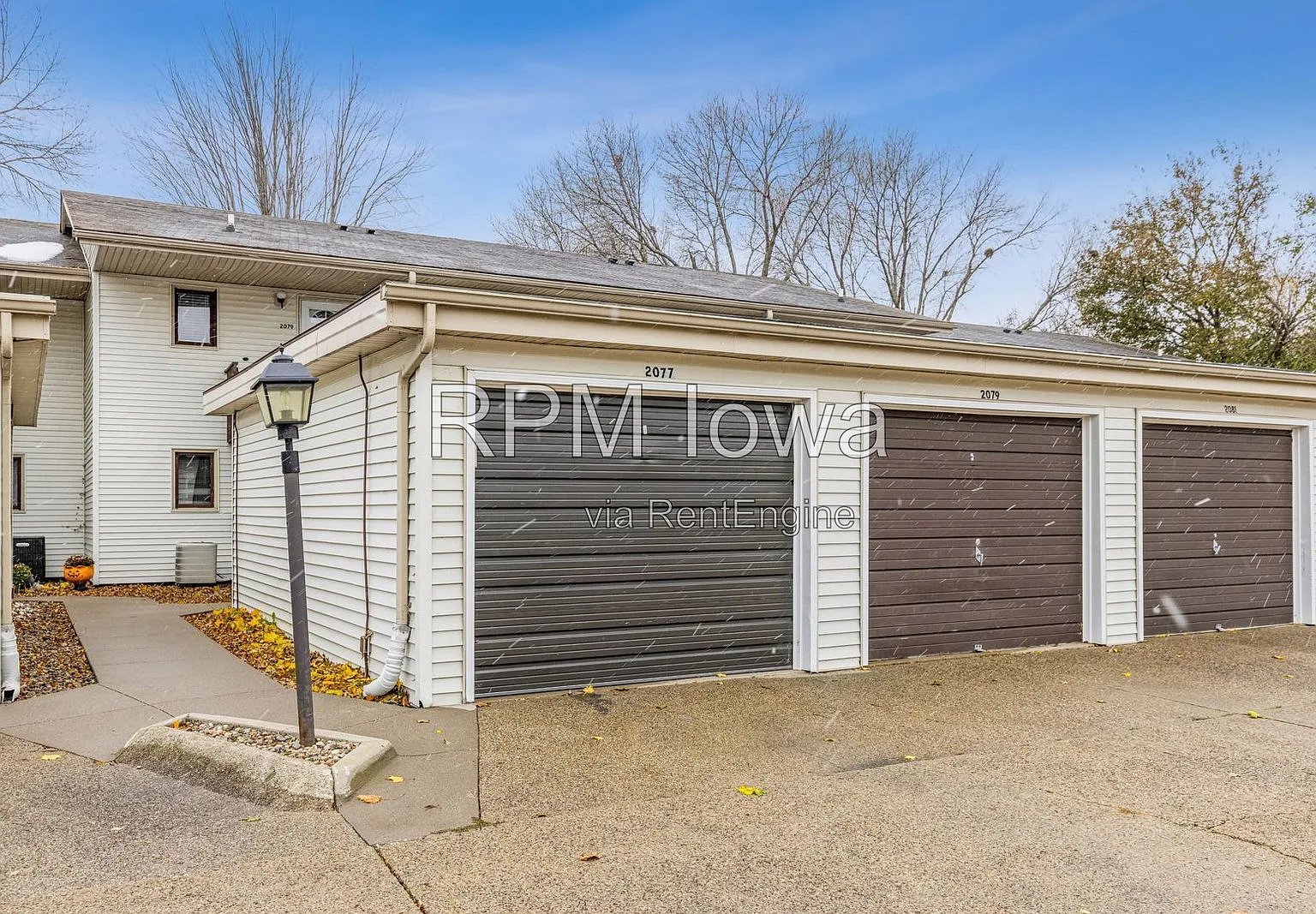 2 bed, 1.0 bath, 888 sqft, $1,145 — Photo 2