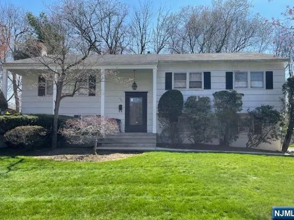482 Tulane Ct, Paramus, NJ 07652