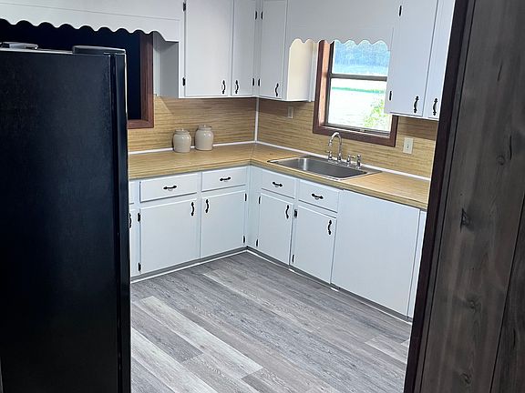 3rd image of 102 Carol Ln