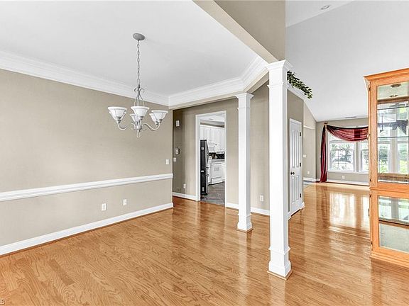 5th image of 105 Windward Ln