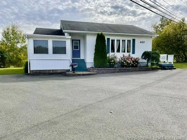 423 Darlington Dr, Dalhousie, NB E8C 1M3