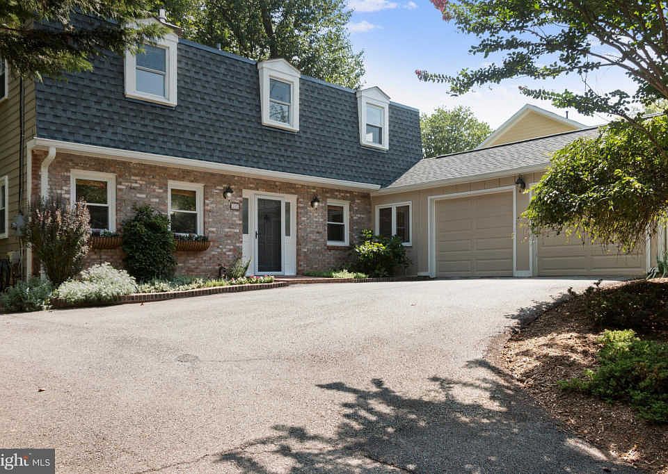 1st image of 317 Broadleaf Dr NE