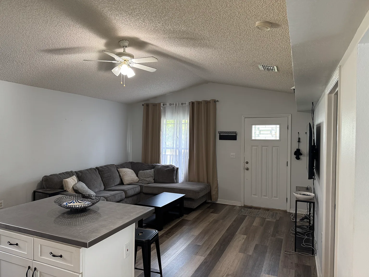 3 bed, 1158 sqft, $2,600 — Photo 2