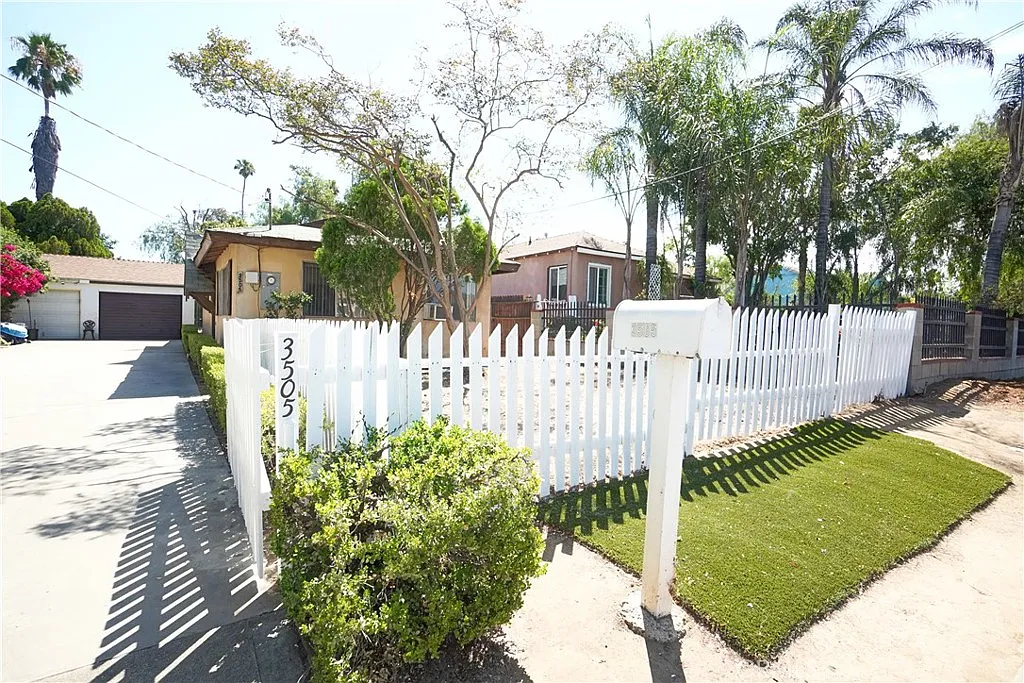 2 bed, 1.0 bath, 850 sqft, $2,300 — Photo 1