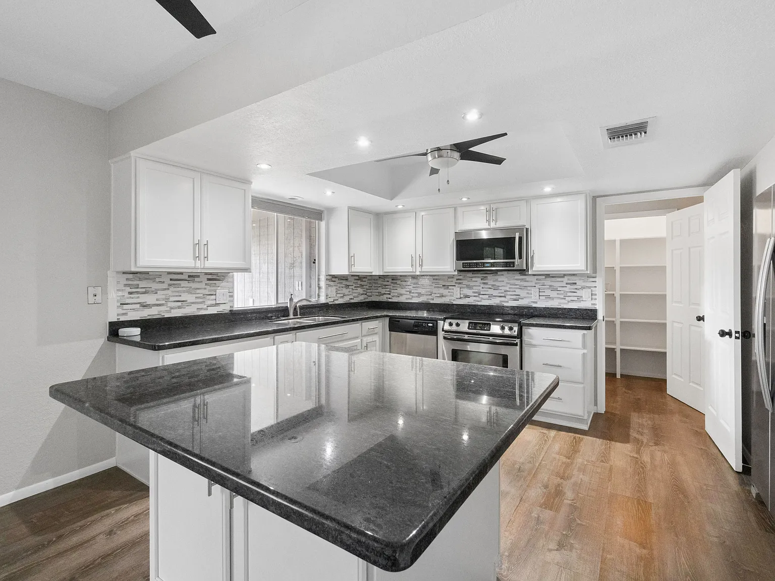 4 bed, 1673 sqft, $2,990 — Photo 3