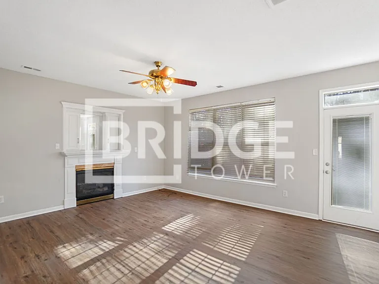 104 Hampshire Dr — Photo 3