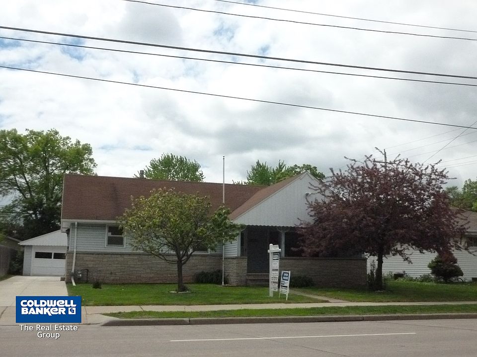 This ranch home says welcome!