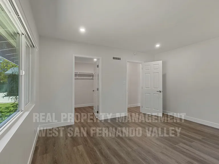 9801 Columbus Ave — Photo 43