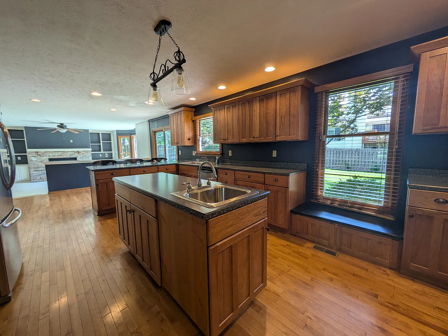 4 bed, 2.5 bath, 3185 sqft, $2,950 — Photo 4