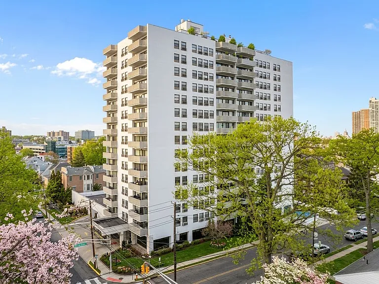 1600 Center Ave — Photo 1