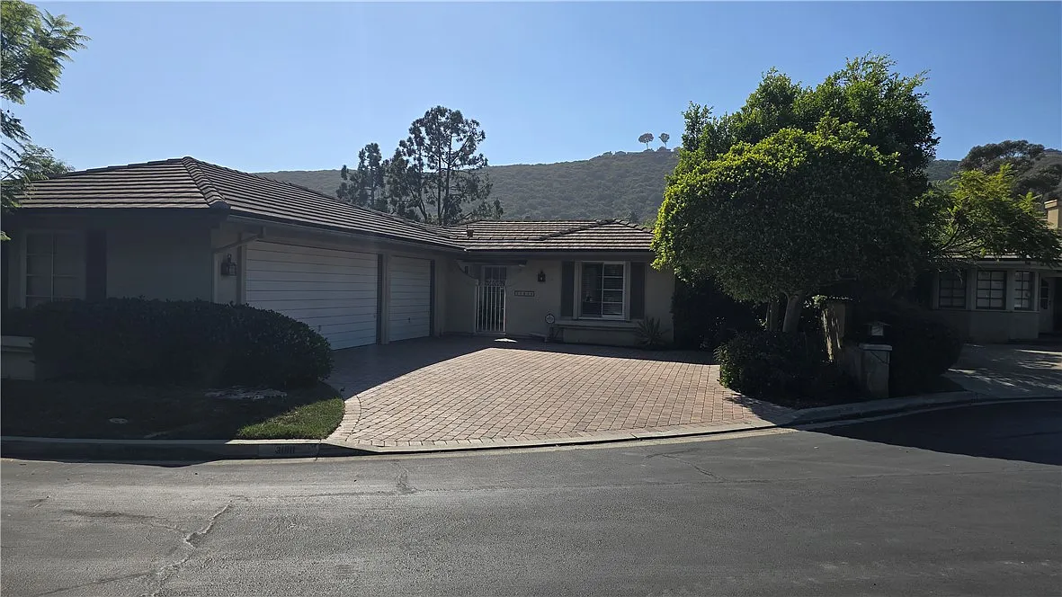 3 bed, 2.5 bath, 2536 sqft, $6,500 — Photo 2