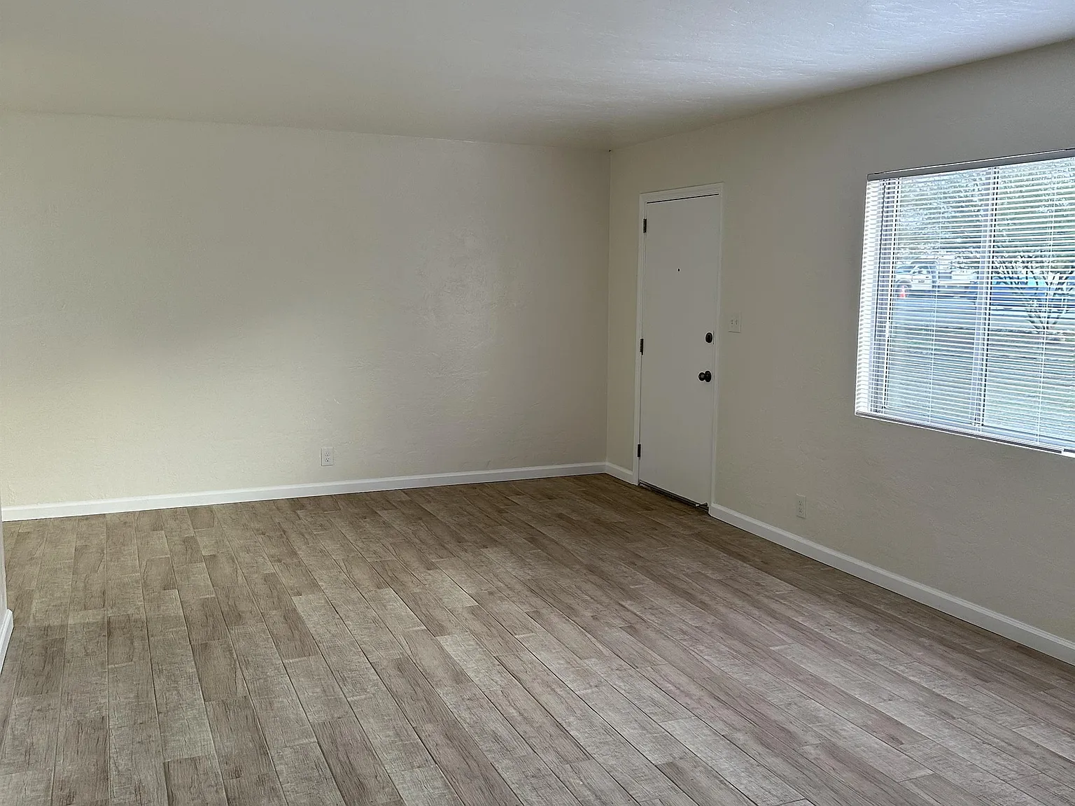 4321 W. Myrtle Ave. - 4323 — Photo 3