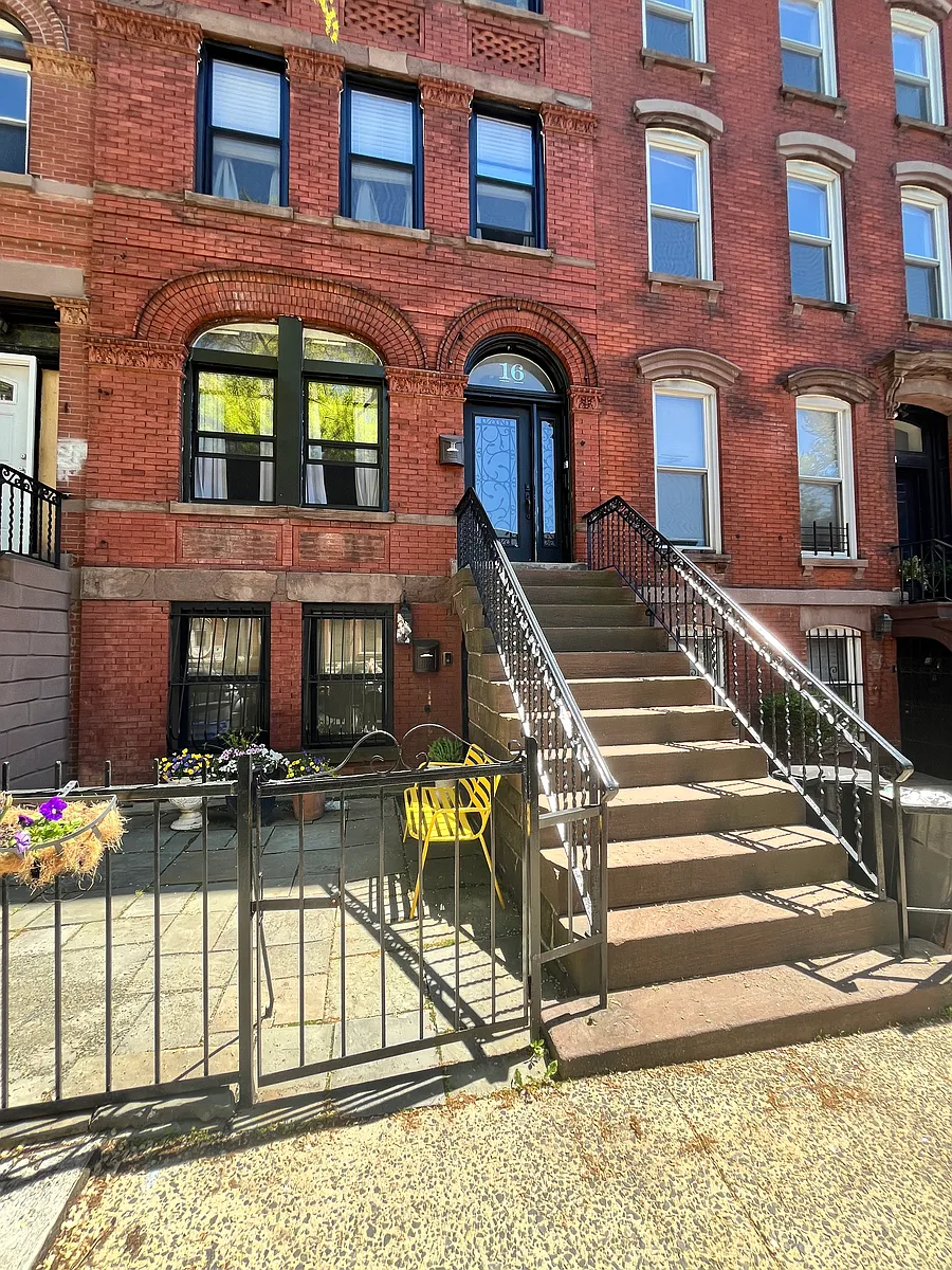 Building Photo - 16 Monticello Ave #2