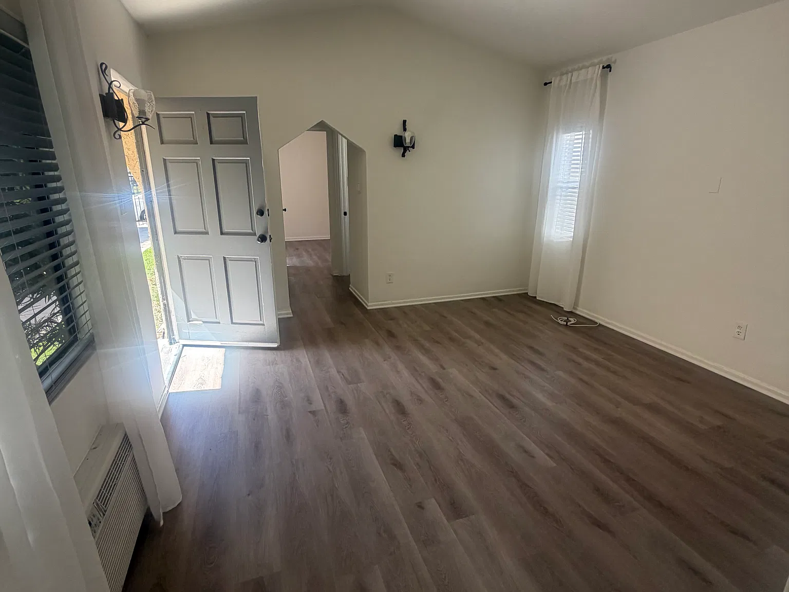1 bed, 610 sqft, $1,950 — Photo 2