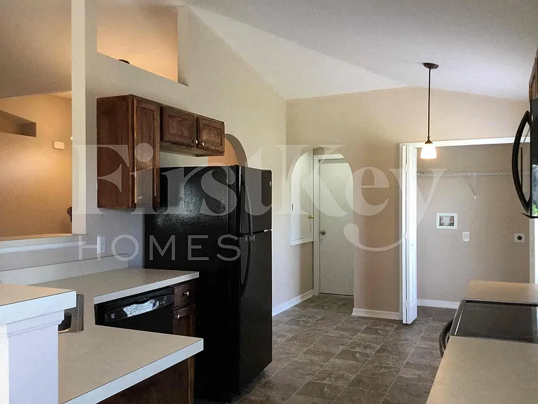 425 Hammerstone Ave — Photo 8