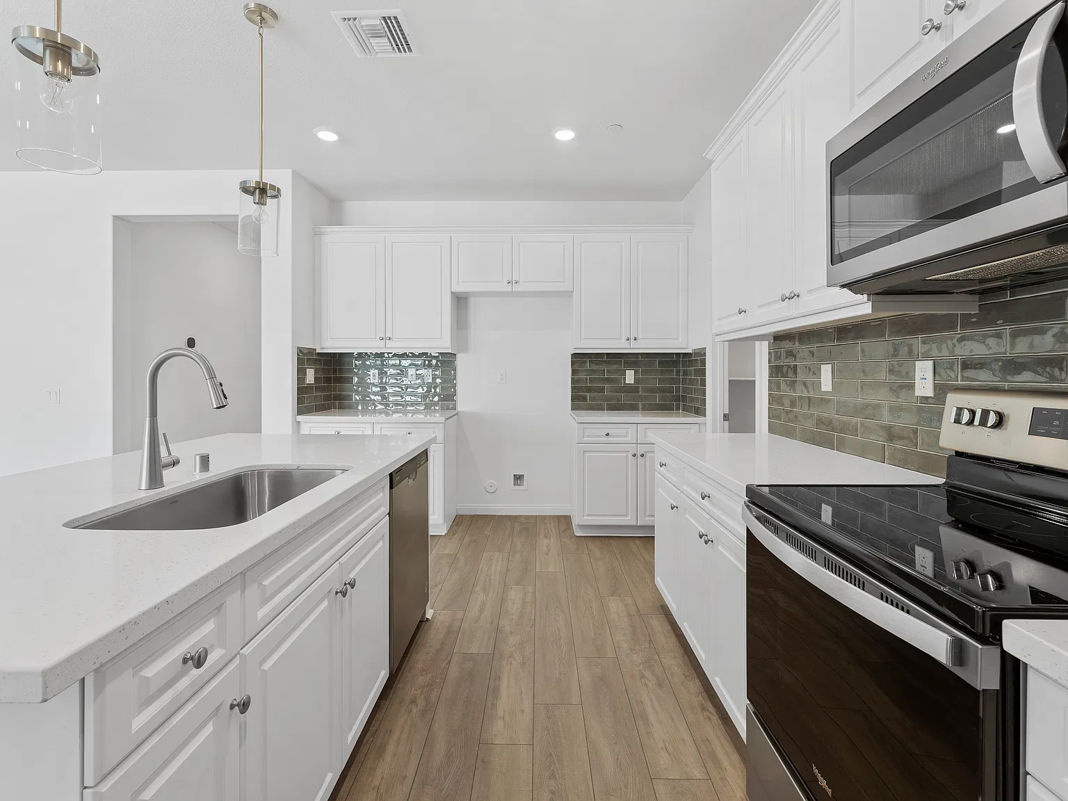 4 bed, 2026 sqft, $3,800 — Photo 4