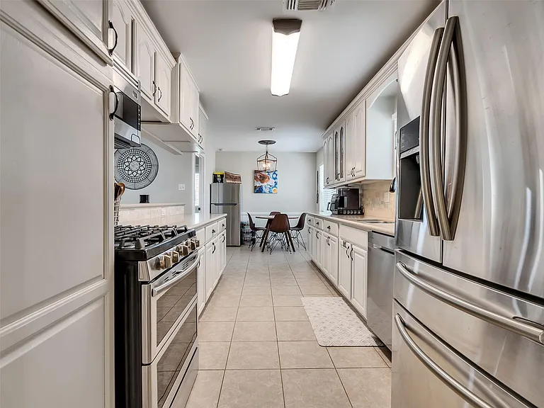 2811 Quincannon Ln — Photo 7