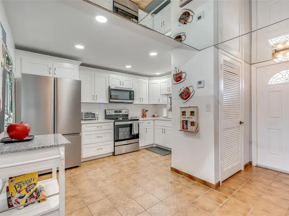 9611 N Hollybrook Lake Drive #204, Pembroke Pines, FL 33025